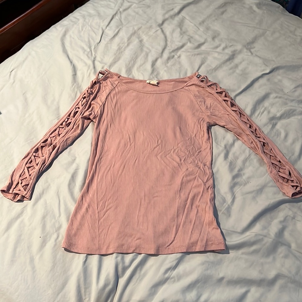 Aeropostale Long cut out sleeve shirt